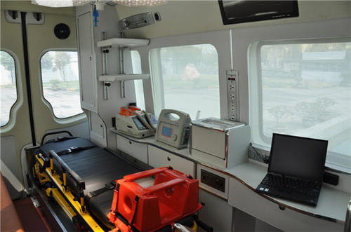 隆子县救护车内部